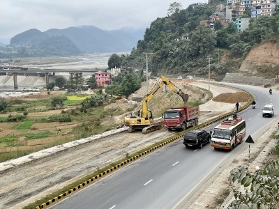  भाँसिएको चार महिनापछि मुग्लिन पोखरा सडक मर्मत सुरु 